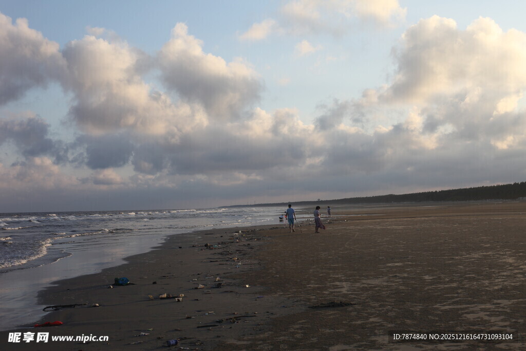 海边黄昏漫步场景