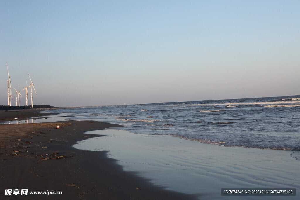 海边日落时分的静谧海岸
