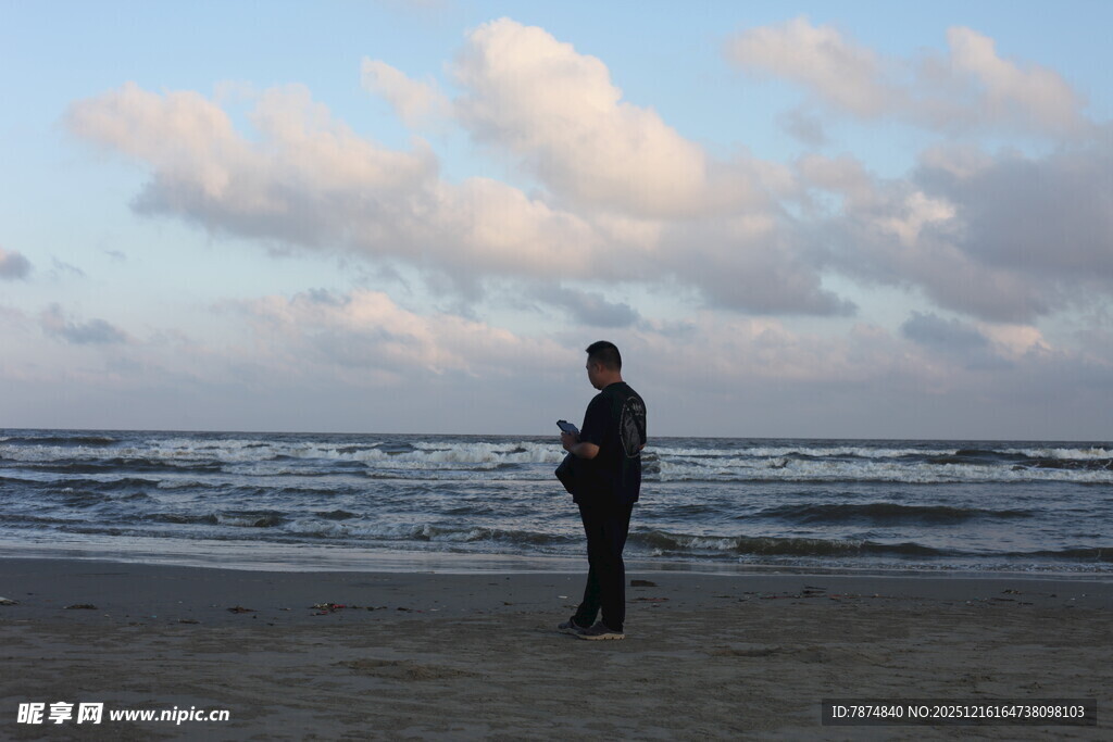 海边独行者的静谧时刻