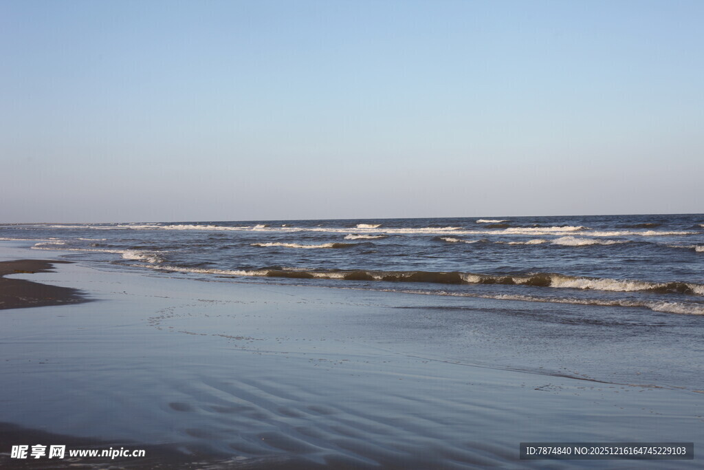 海边沙滩上的翻涌海浪