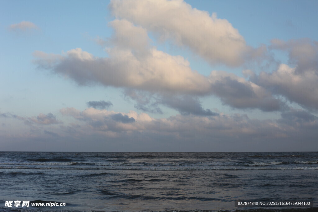 海上云景