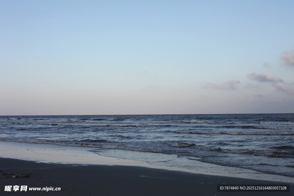 海边暮色下的宁静沙滩