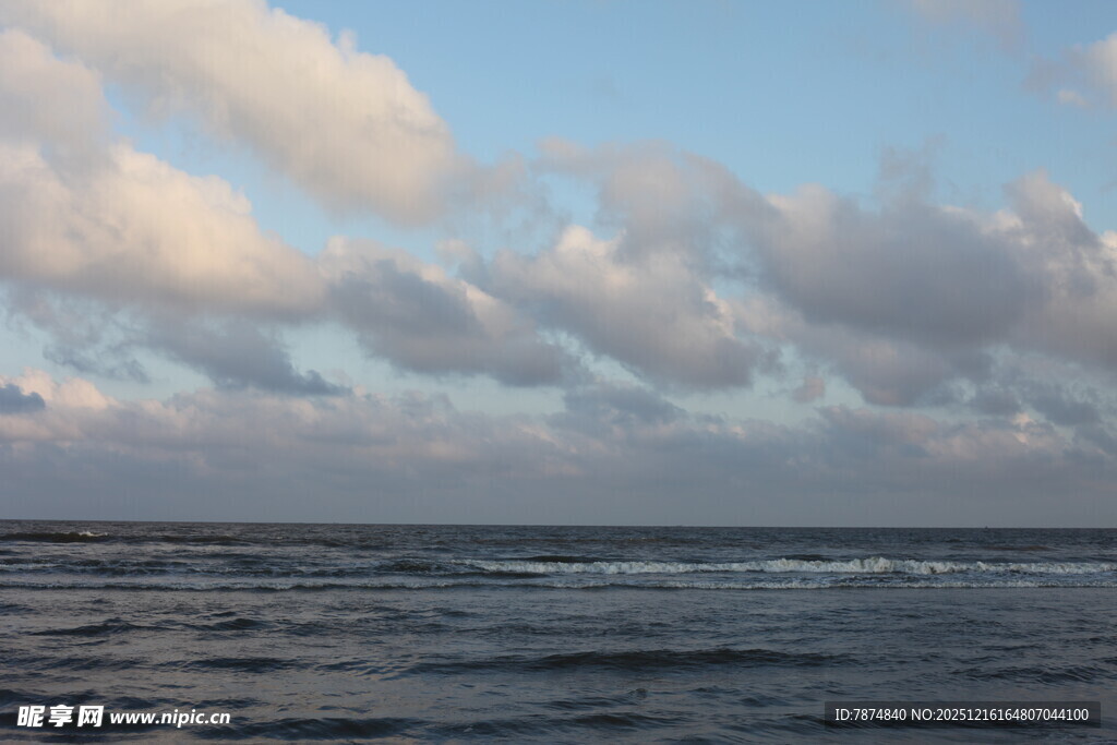海上天空的梦幻云彩