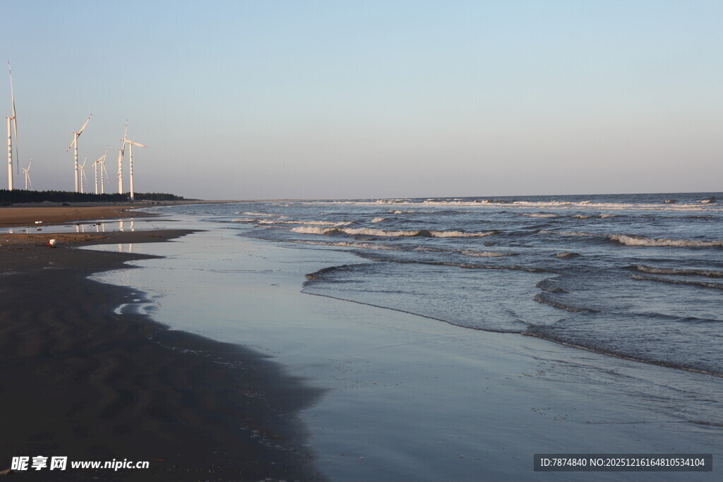 海边夕阳下的静谧滩涂