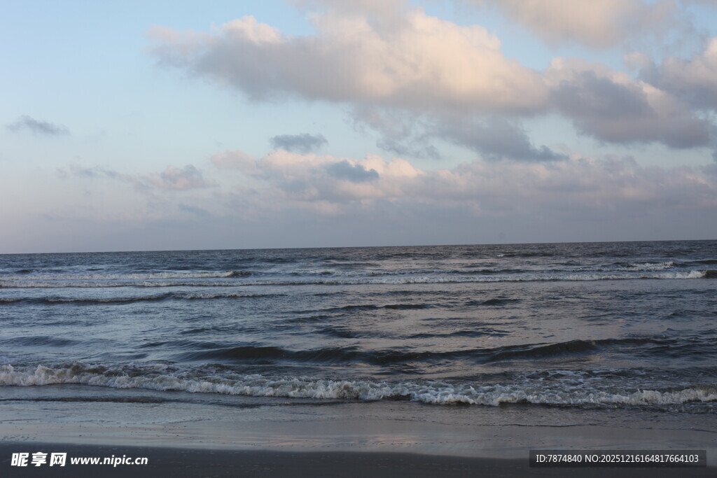海边日落时分的壮阔海景