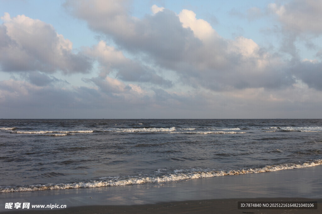 海边黄昏 海浪轻拍沙滩
