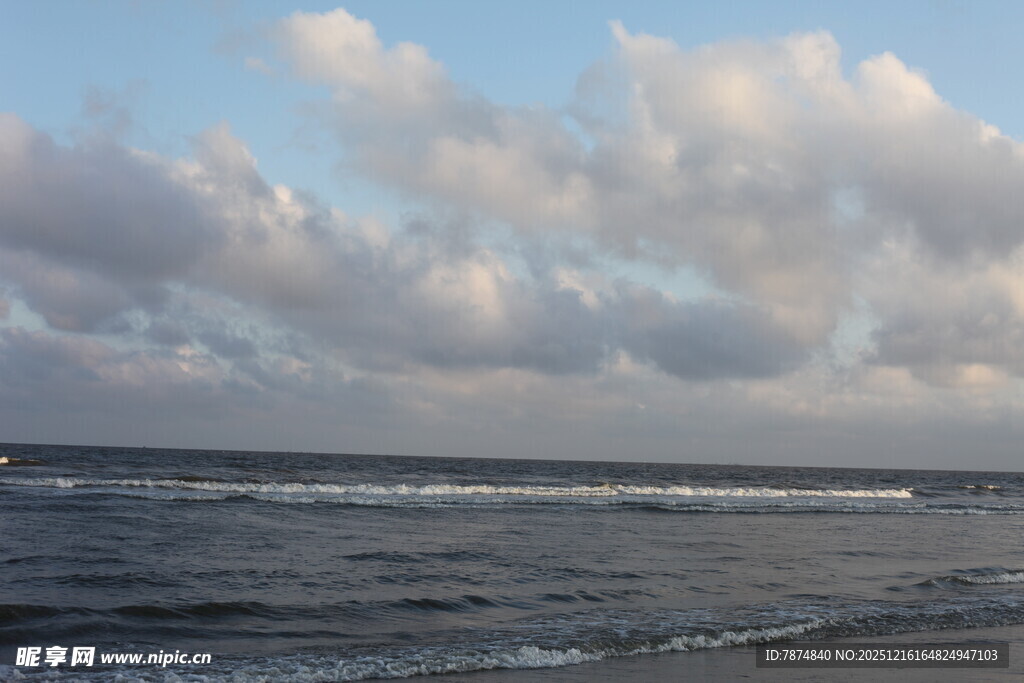 海边日落时分的壮阔海景