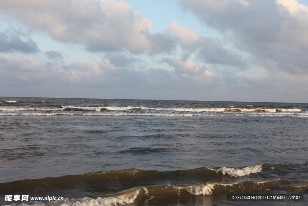 海边日落时分的翻涌海浪