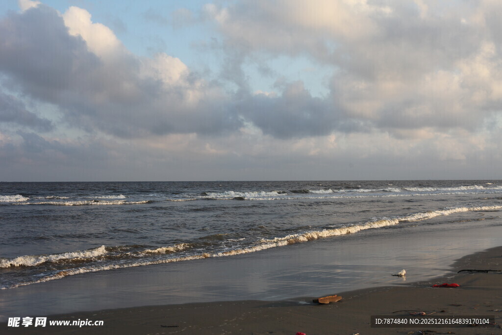 海边日落时分的美丽景致