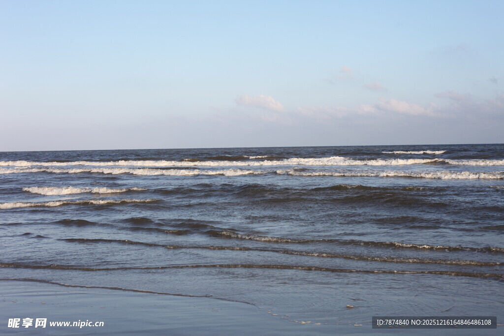 海边波浪翻涌的美丽景象