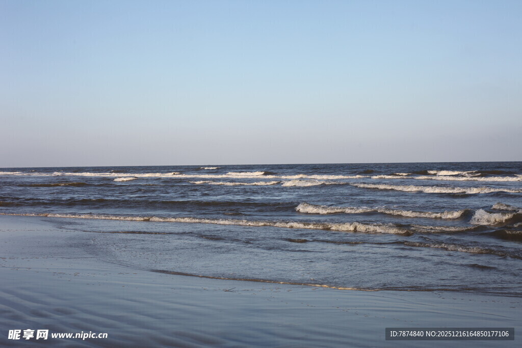 海边波浪翻涌的美丽景致