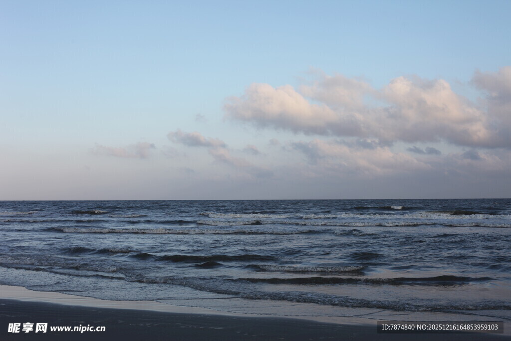 海边日落时分的美丽景致