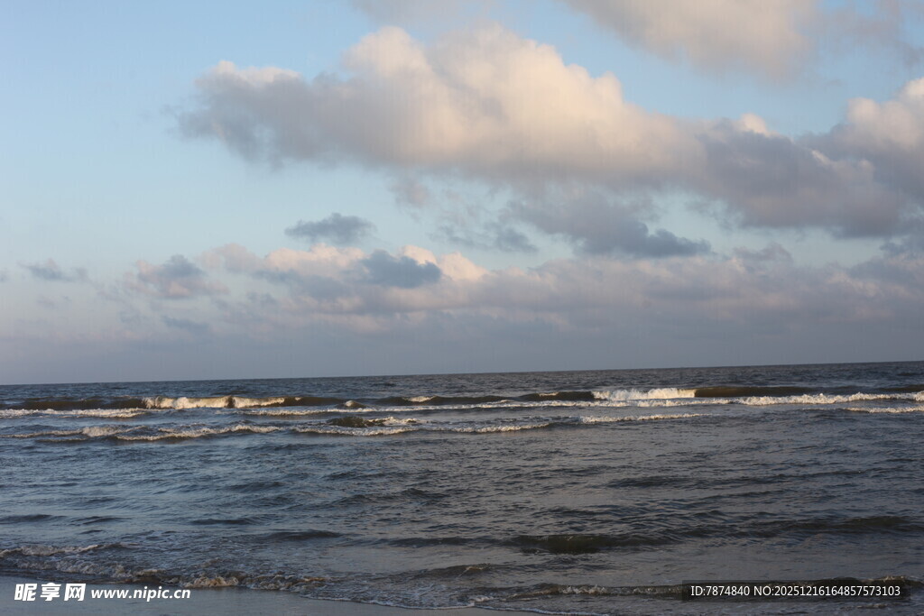 海边日落时分的壮阔海景