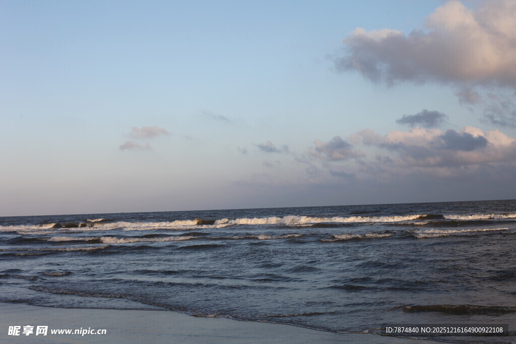海边日暮下的翻涌海浪