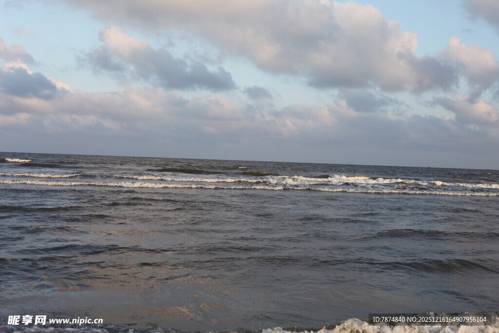海边日落时分的海浪景观
