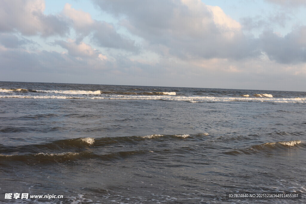 海边波浪与天空美景