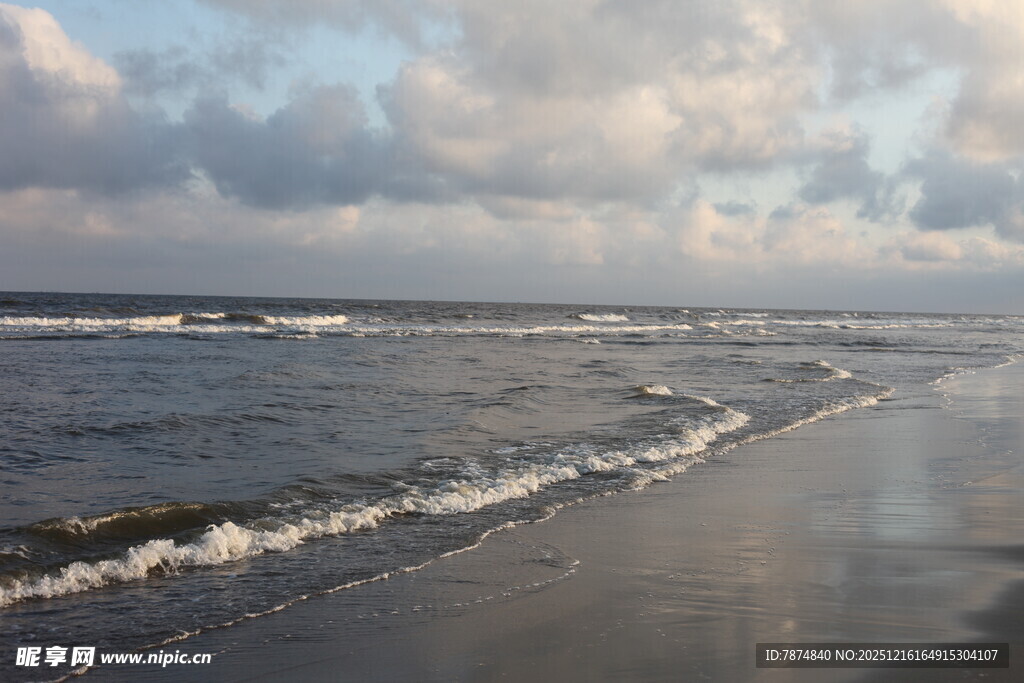 海边风景 海浪轻拍沙滩