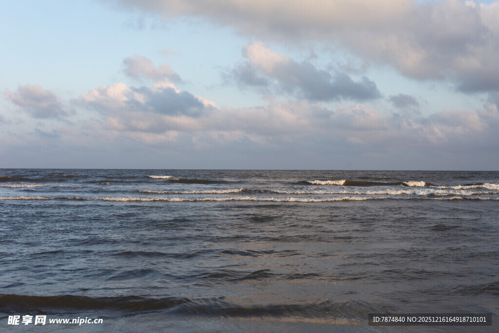 海边暮色下的翻涌海浪