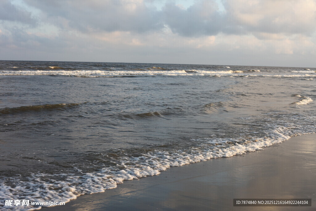 海边日落时的海浪景象