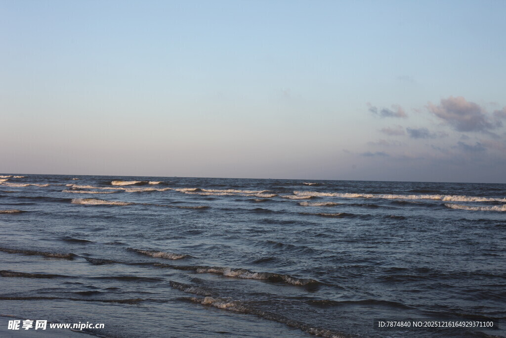 海边日落时分的壮阔海景