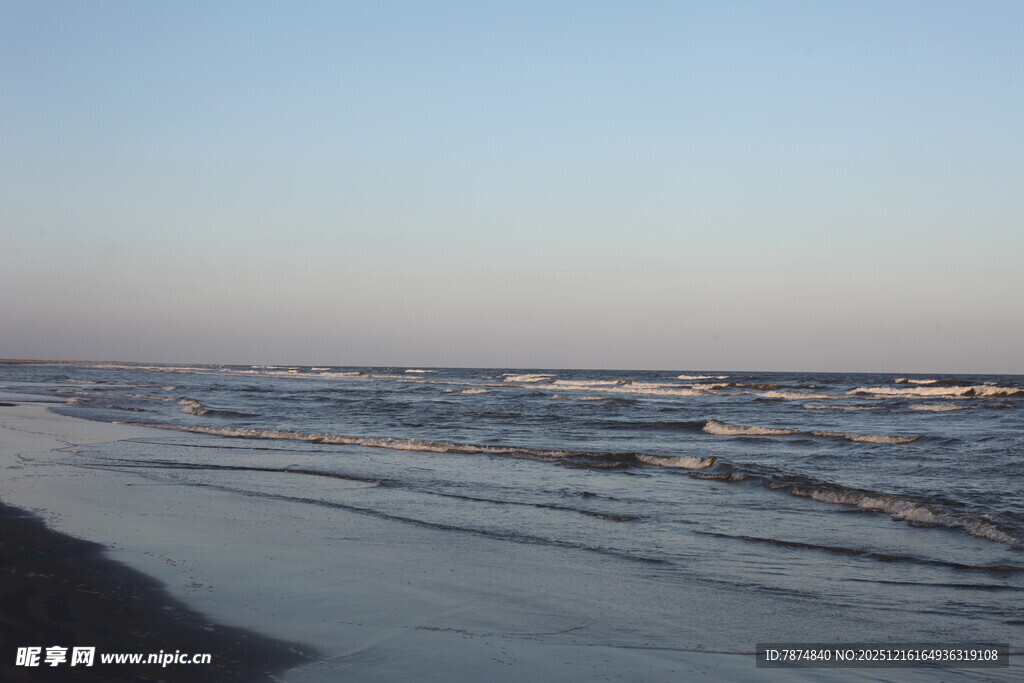 海边暮色中的涌动海浪