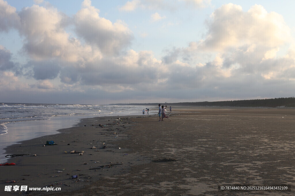 海边黄昏漫步场景
