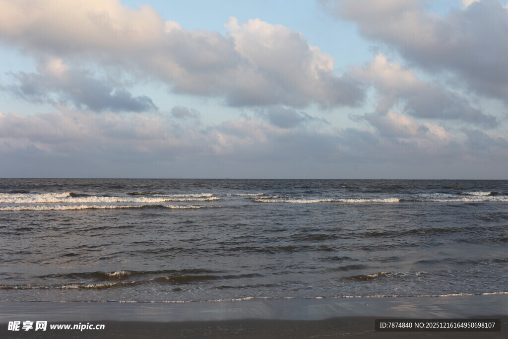 海边日落时分的壮阔海景