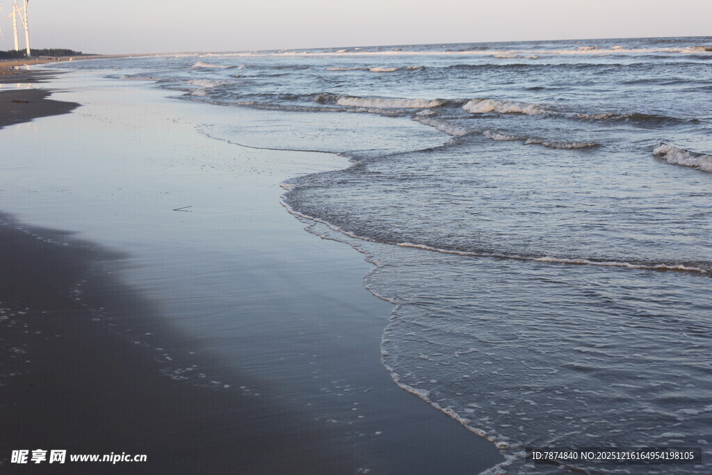 海边沙滩上的轻柔海浪
