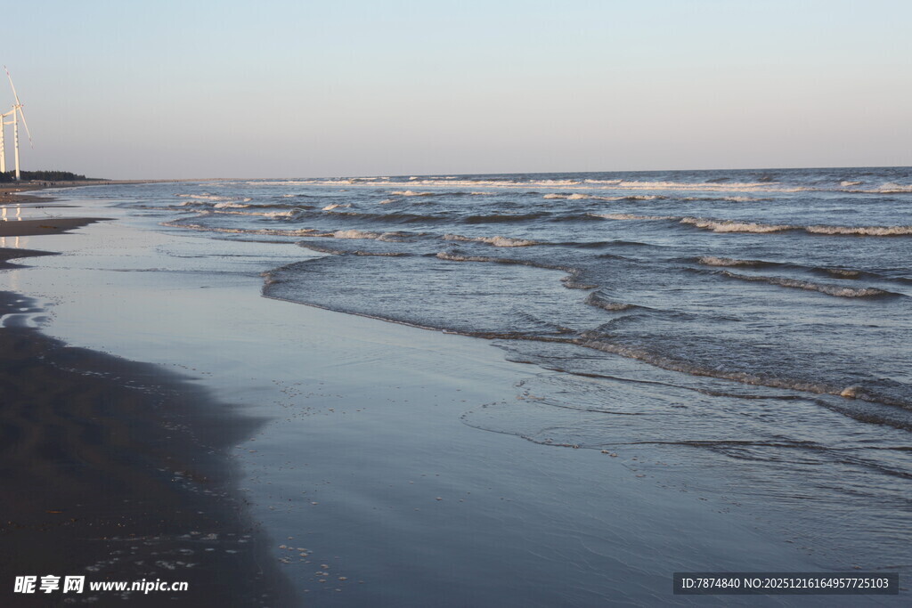 海边日落时的宁静海岸线