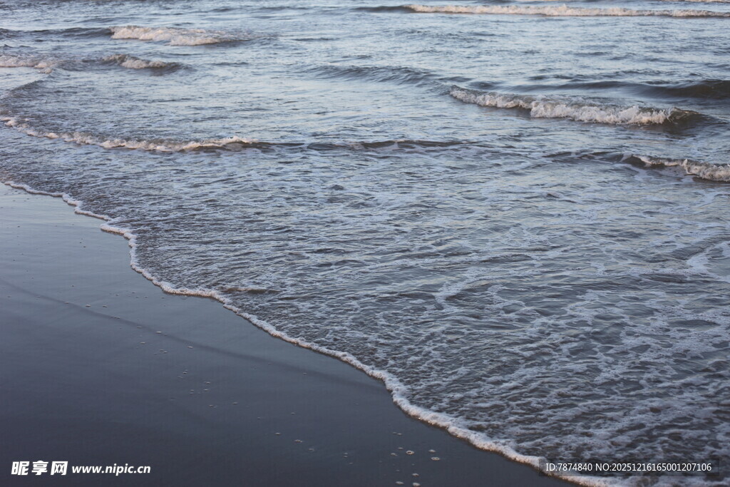 海边海浪轻拍沙滩画面