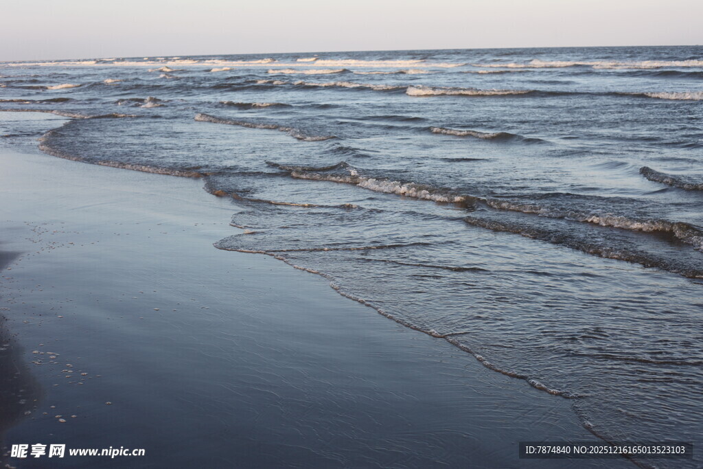 海边沙滩上的轻柔海浪