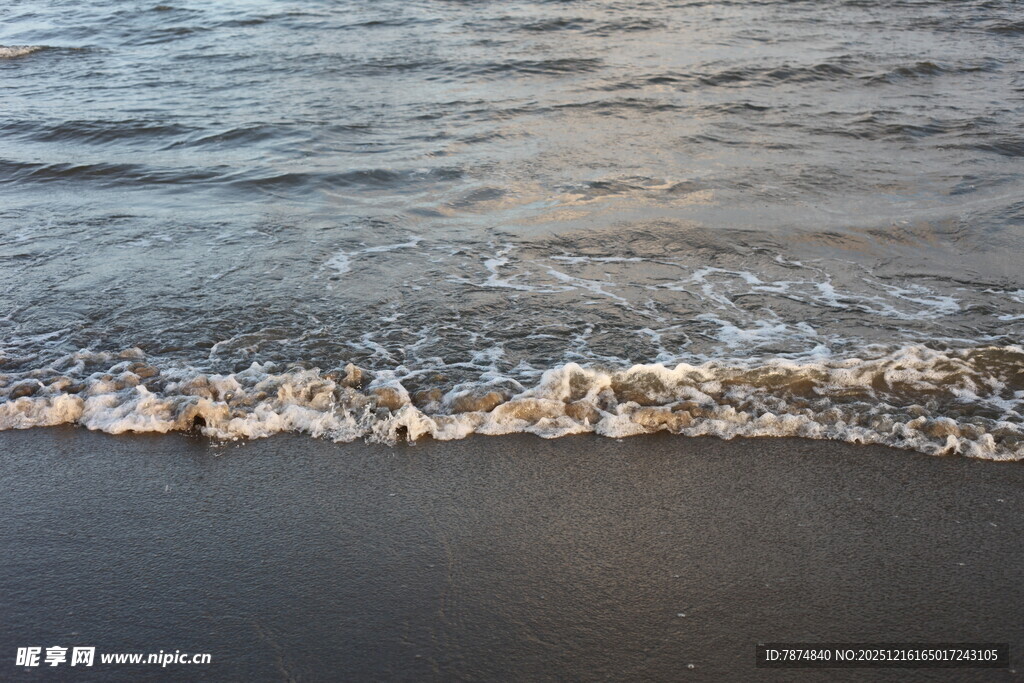 海边沙滩上的轻柔海浪