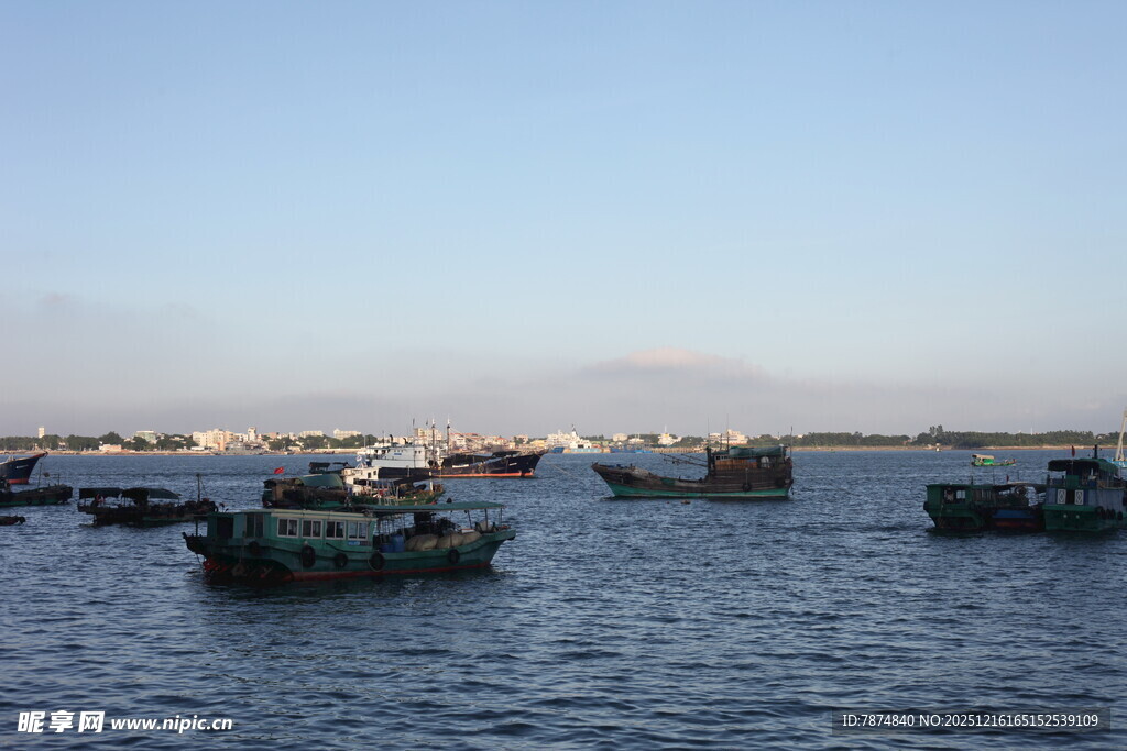 海上船只停泊景象