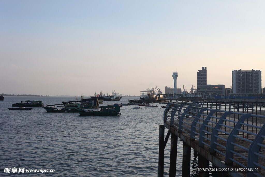 海滨码头船只城市景观