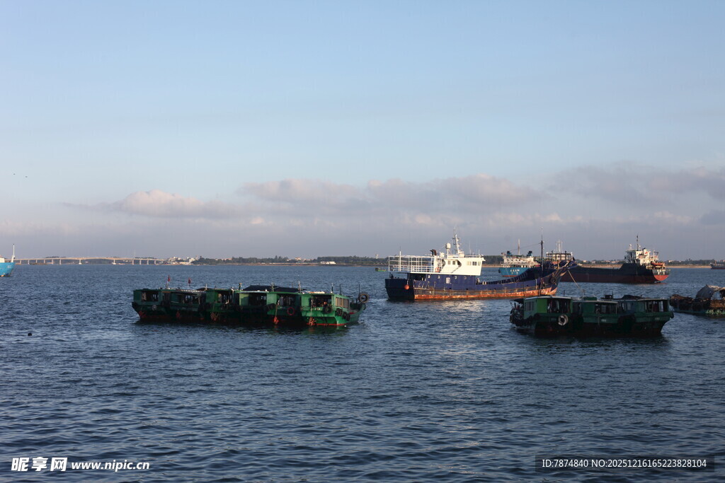 海上船只与浮筒景观