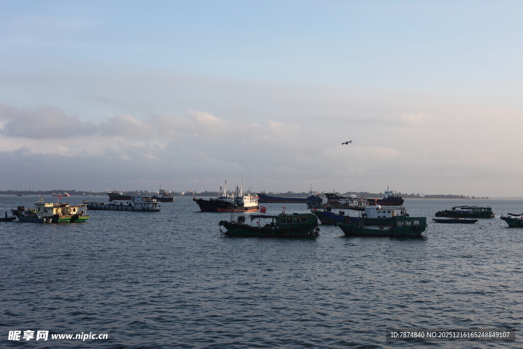 海上停泊的众多船只