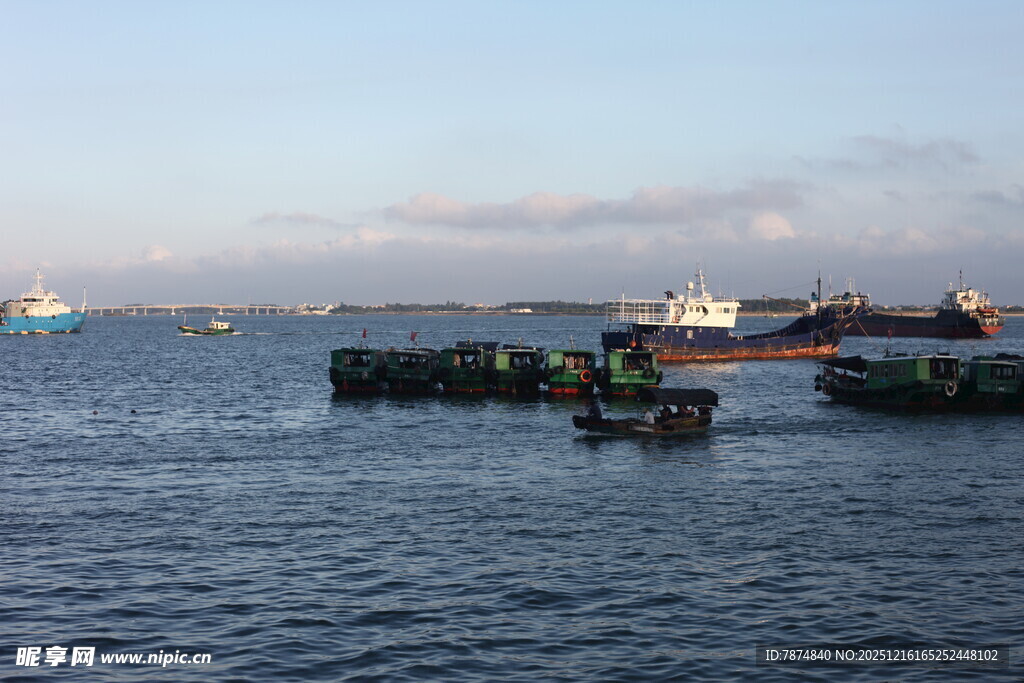 港口海面船只景象