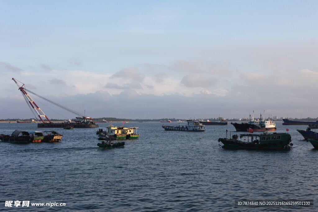海上作业船只场景