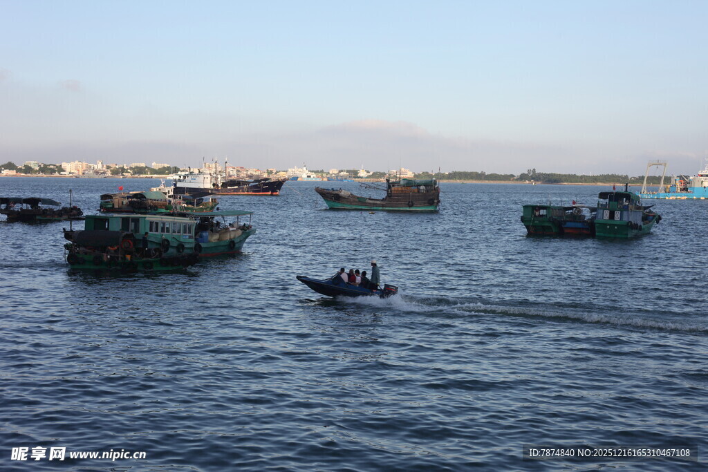 海上渔船景象