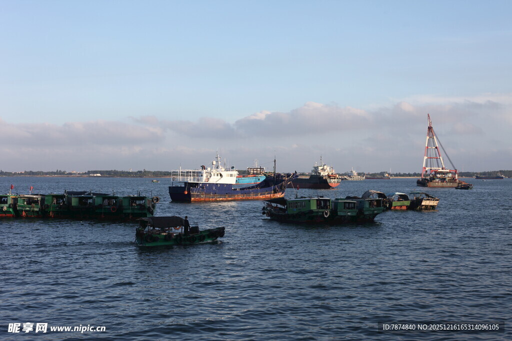 港口停泊的船只与吊车