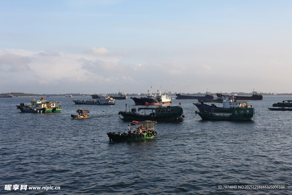 海上渔船群集景象