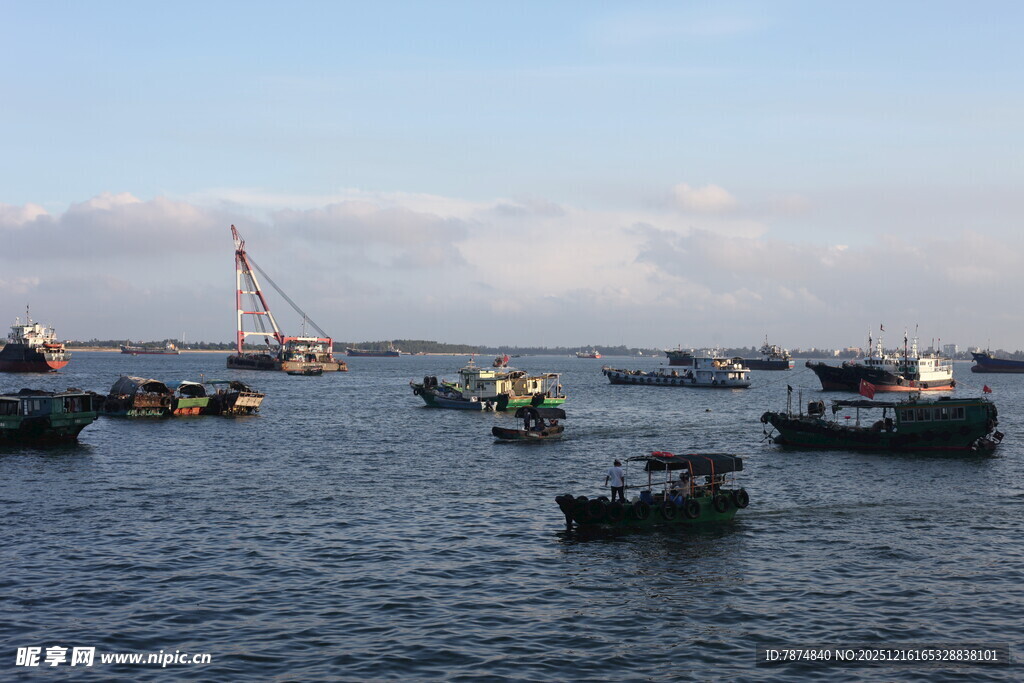 海上船只云集的繁忙景象