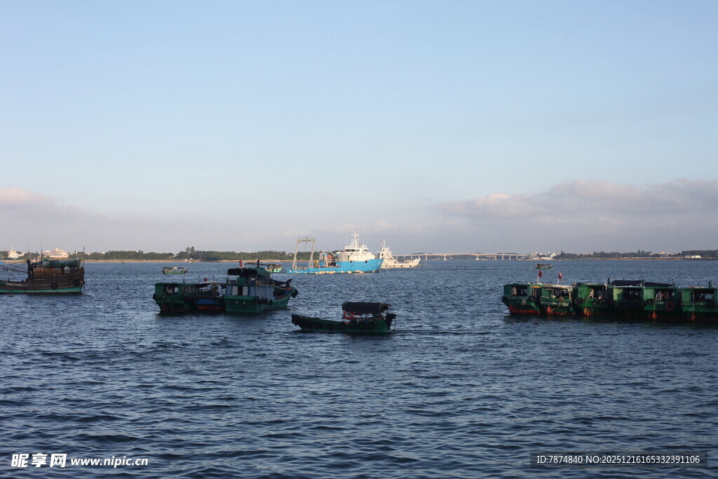 海上船只与远处建筑景观