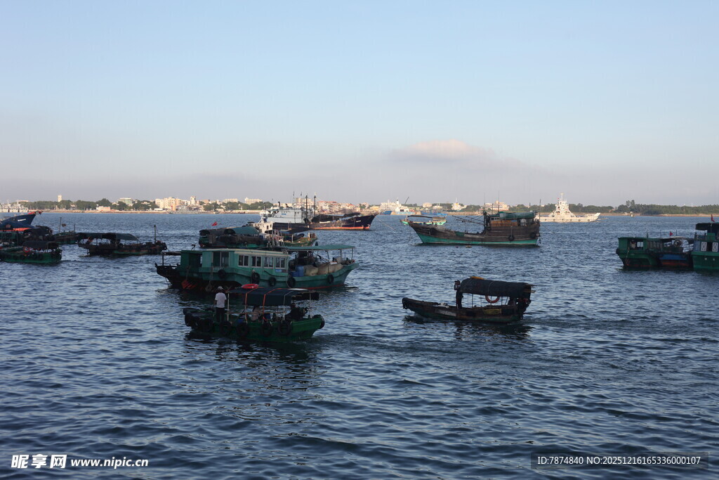 海上渔船群 暮色中的景象