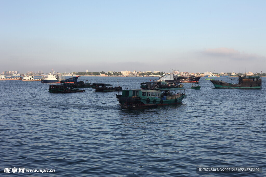 海上渔船景致