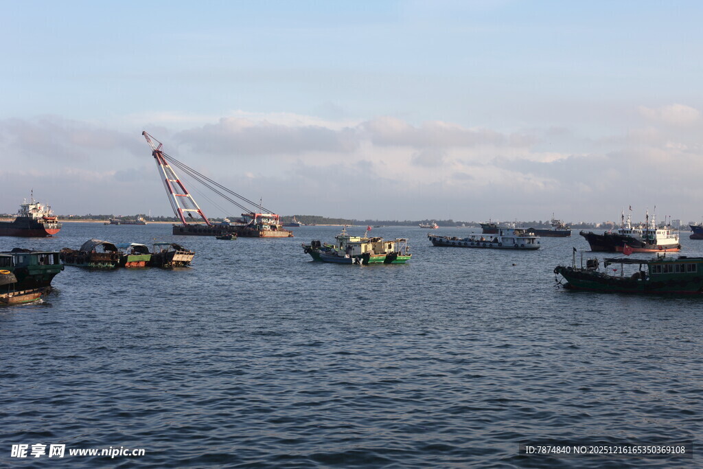 海港船只与起重机景象