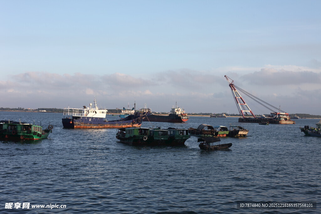 海上船只与施工场景