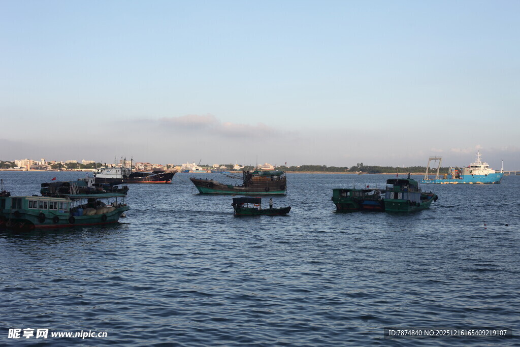 海上船只停泊景象