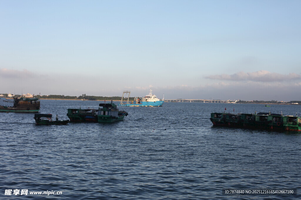 海上船只与码头景象