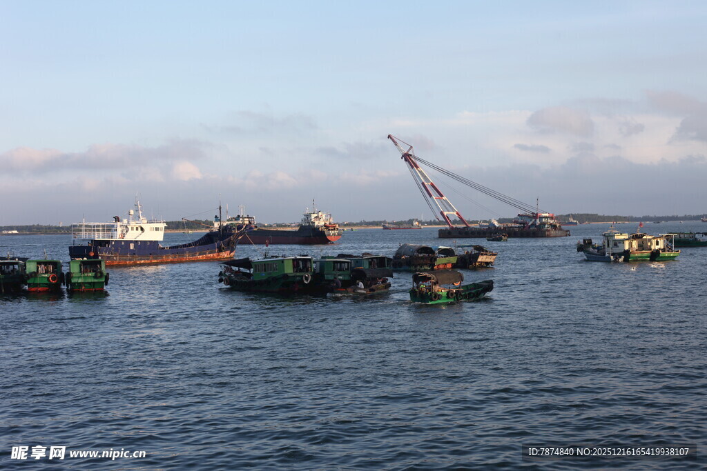 海上作业场景 船只与吊车